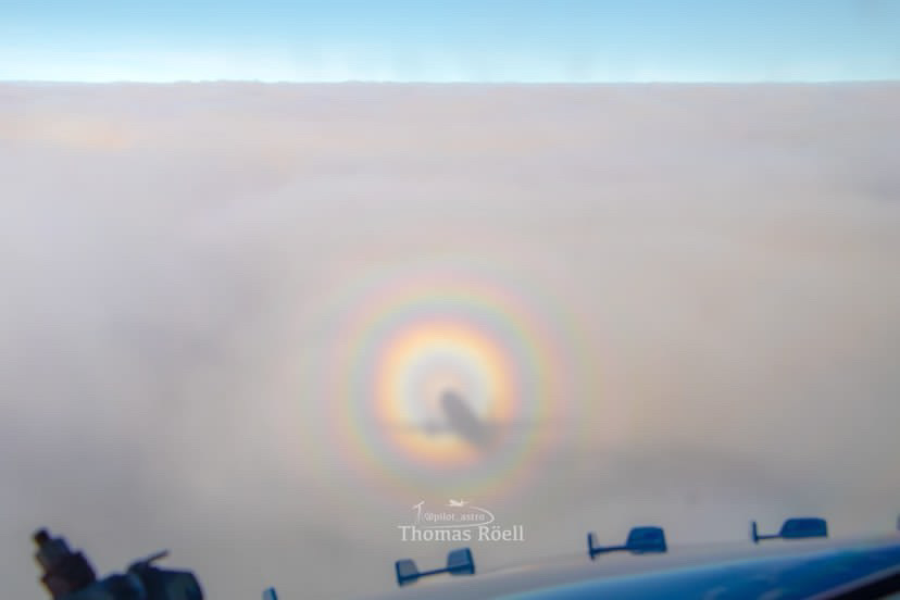 布羅肯幻象 彩虹圈，又稱觀音圈，是登山百岳中會看到的自然現象/天文現象，可以看到人影周圍形成彩虹圈圈