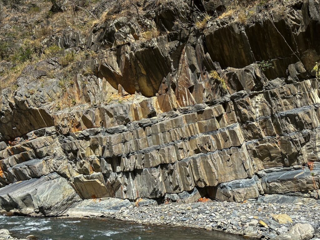 哈尤溪溫泉的景點：豆腐岩