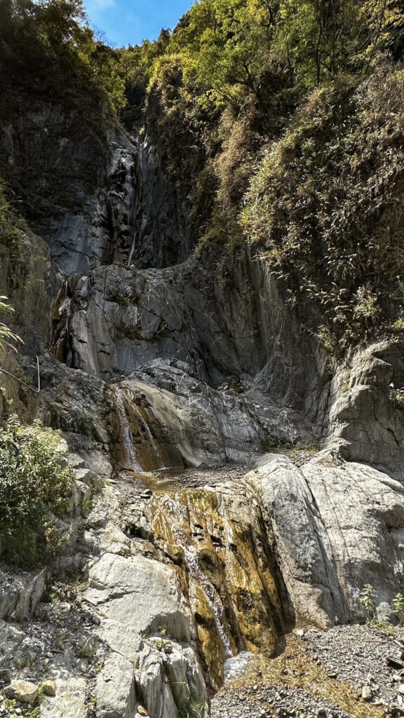 哈尤溪溫泉的景點：黃金瀑布(三疊彩黃瀑布)