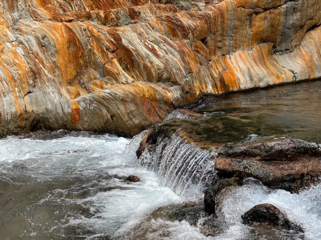哈尤溪溫泉橘黃色的岩壁與溪流