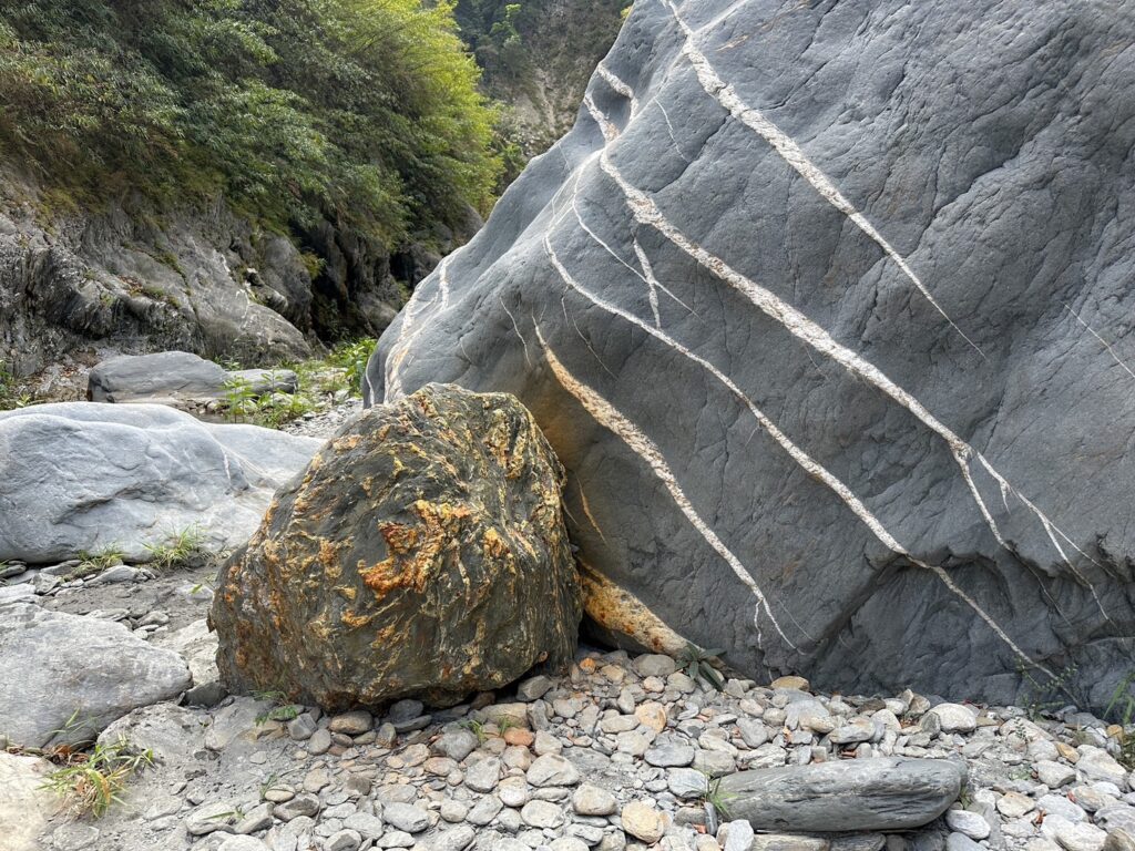 哈尤溪溫泉沿途可見帶有特色條紋的岩石